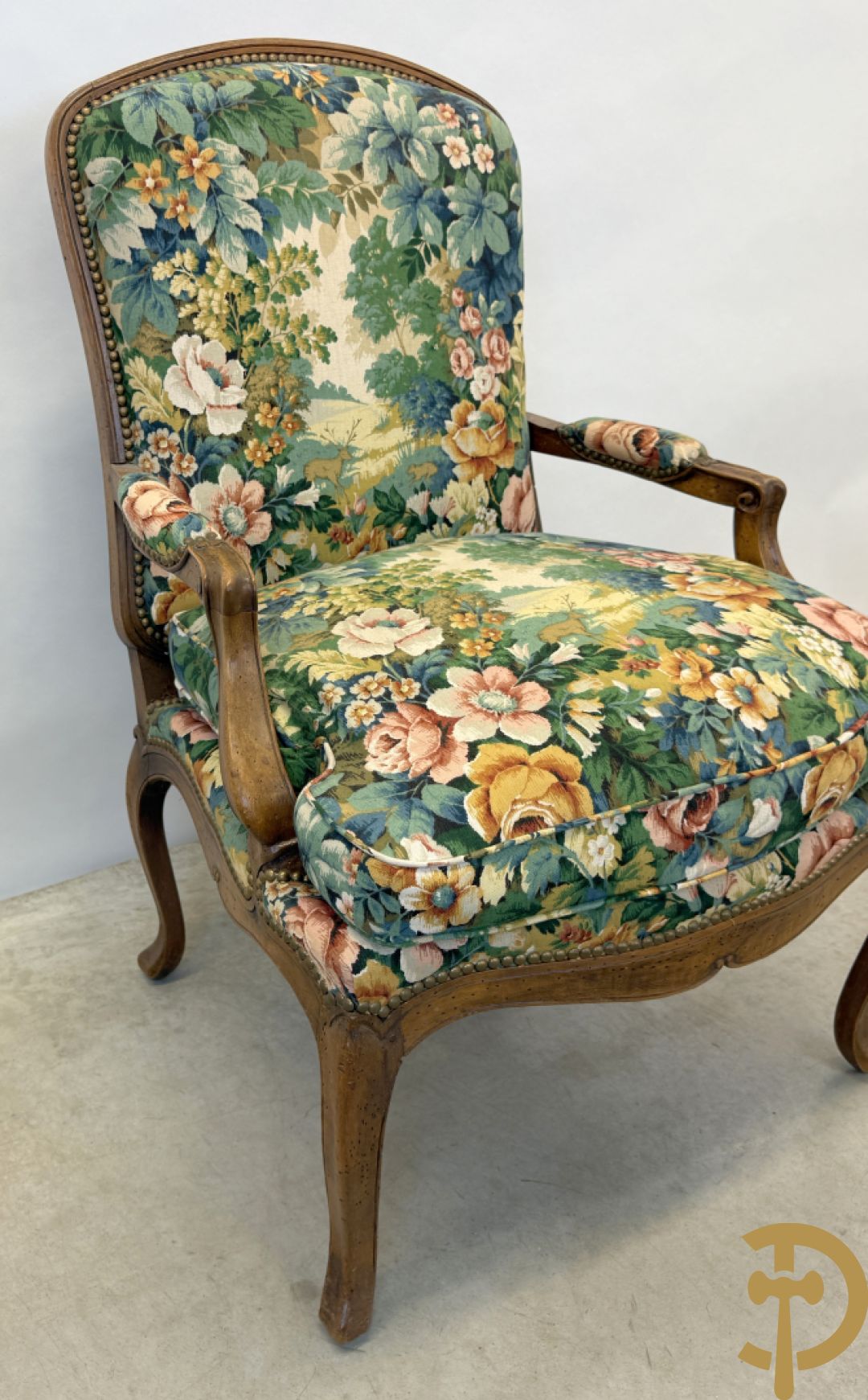 Vier notelaren armzetels bekleed met bloemenstof, met gezwaaide armleuningen op voluutvormige poten + bijhorend voetbankje