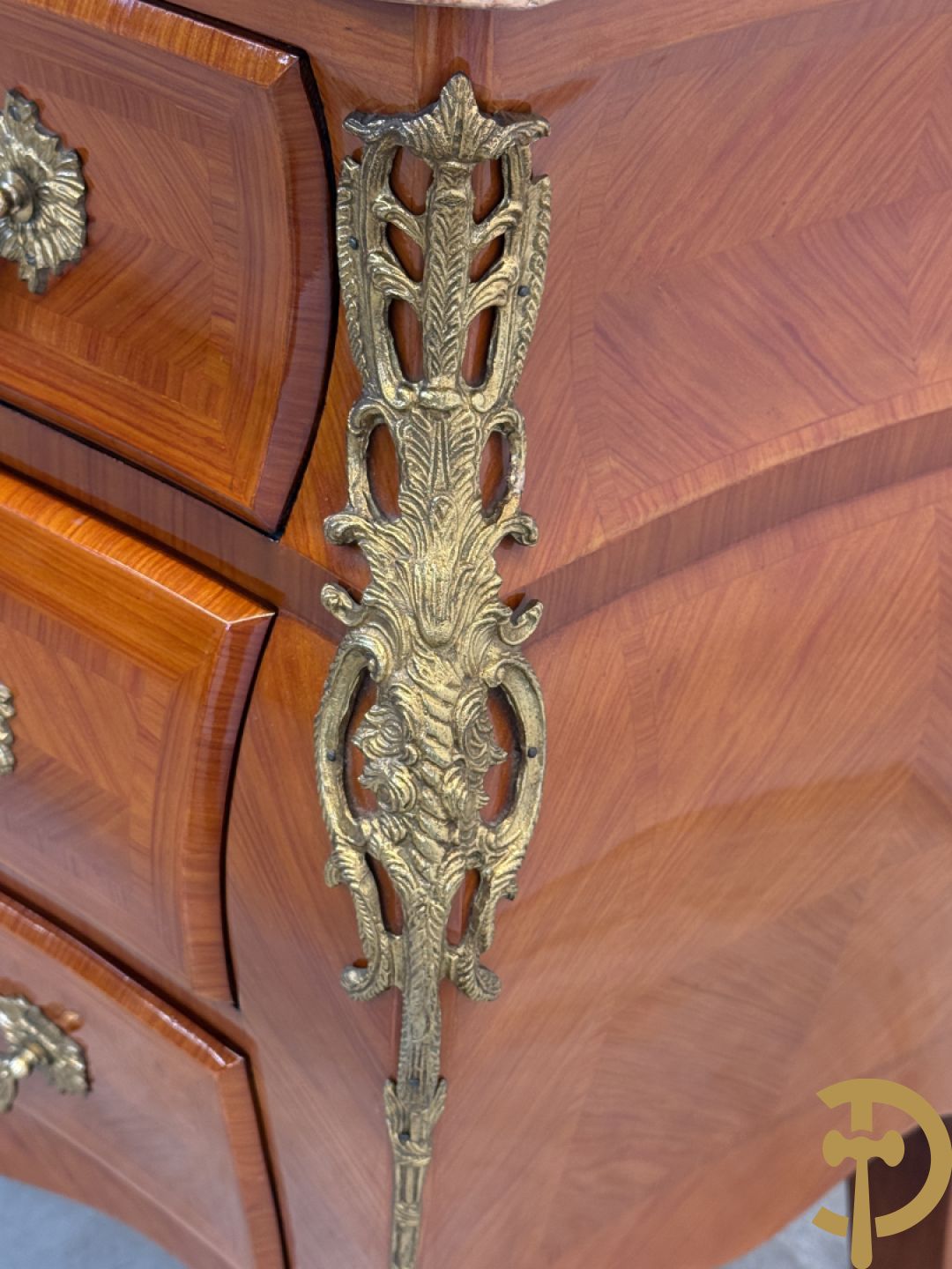 Gegalbeerde notelaren vierladencommode bezet met bronsbeslag en marmeren blad