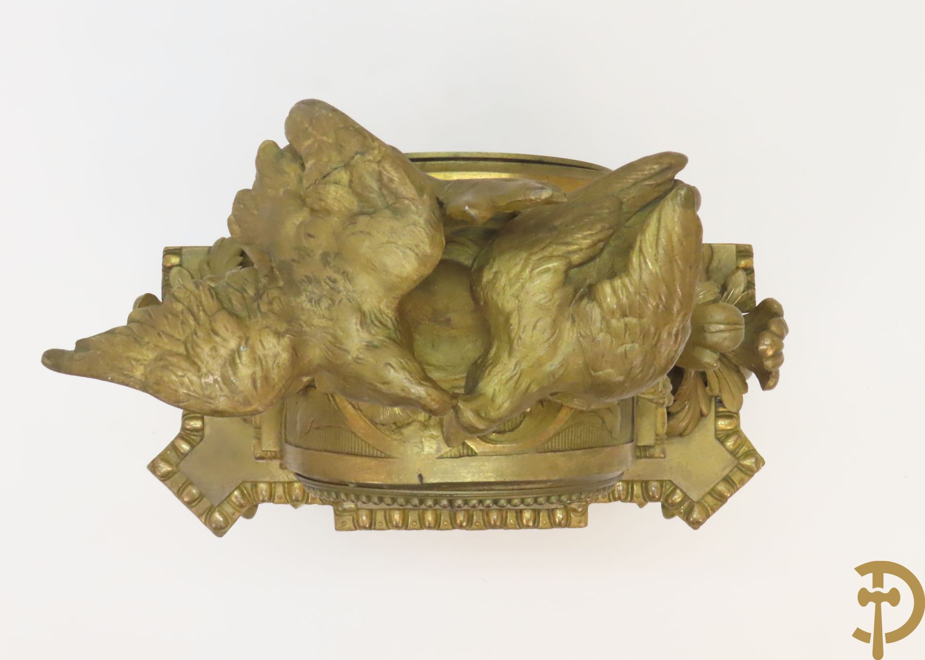 Vergulde pendule in zamak, wijzerplaat bezet met porseleinen plakkettes - bovenaan met vogelpaar, zijdelings met kariathyden houdende een bloementroffee - onder glazen stolp