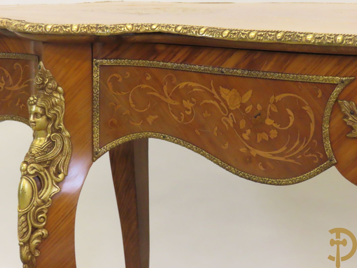 Gemarketteerde ovale notelaren tafel bezet met bronsbeslag van dameshoofden + stoel