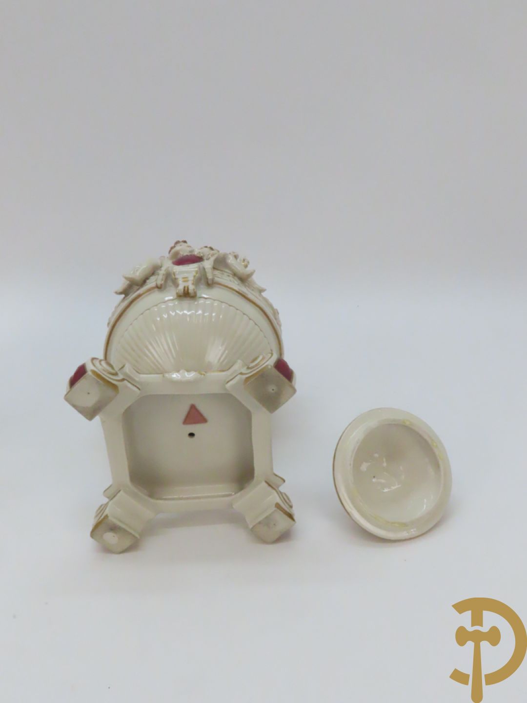 Koets in Royal Dux getrokken door cupido