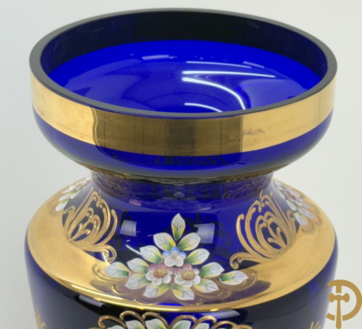 Grote Italiaanse blauwe glazen vaas met vergulde motieven en bloemen