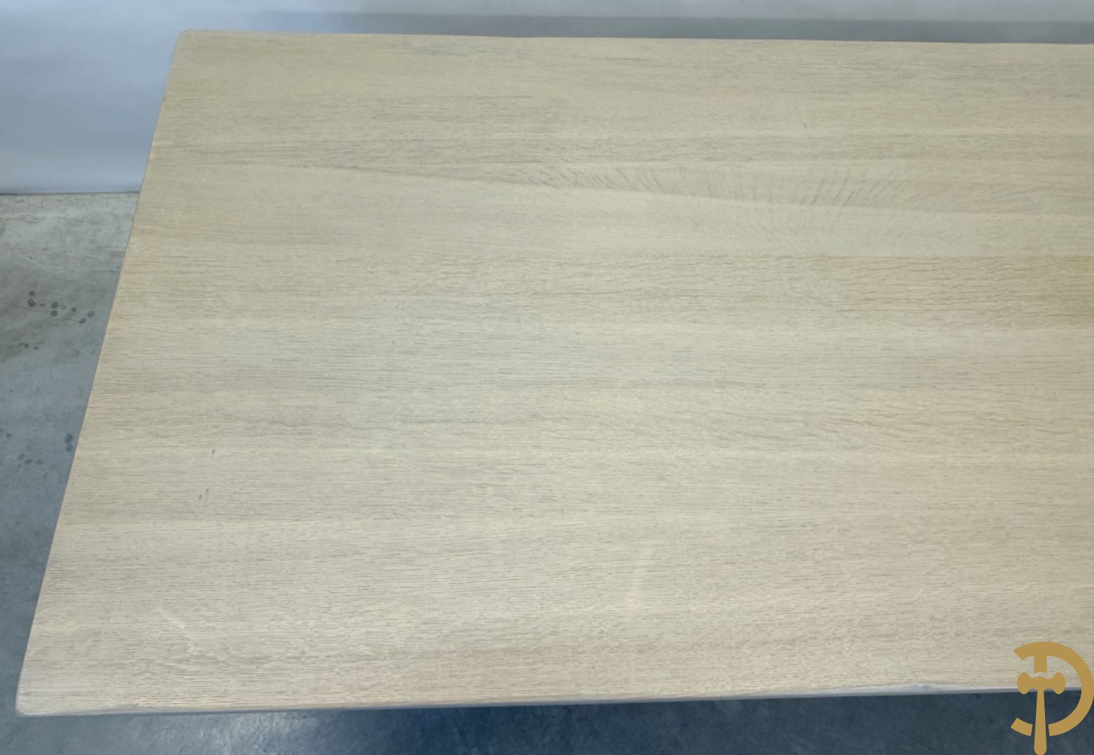 Eiken geceruseerde lange tafel met zijdelingse cannelures op ballusterpoten