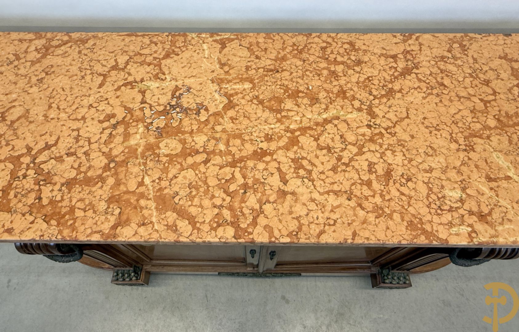 Art deco Decoene vierdeursdressoir in notelaar fineer met gebogen beglaasde deuren opzij en bezet met bronzen ornamenten - bovenaan met marmeren blad