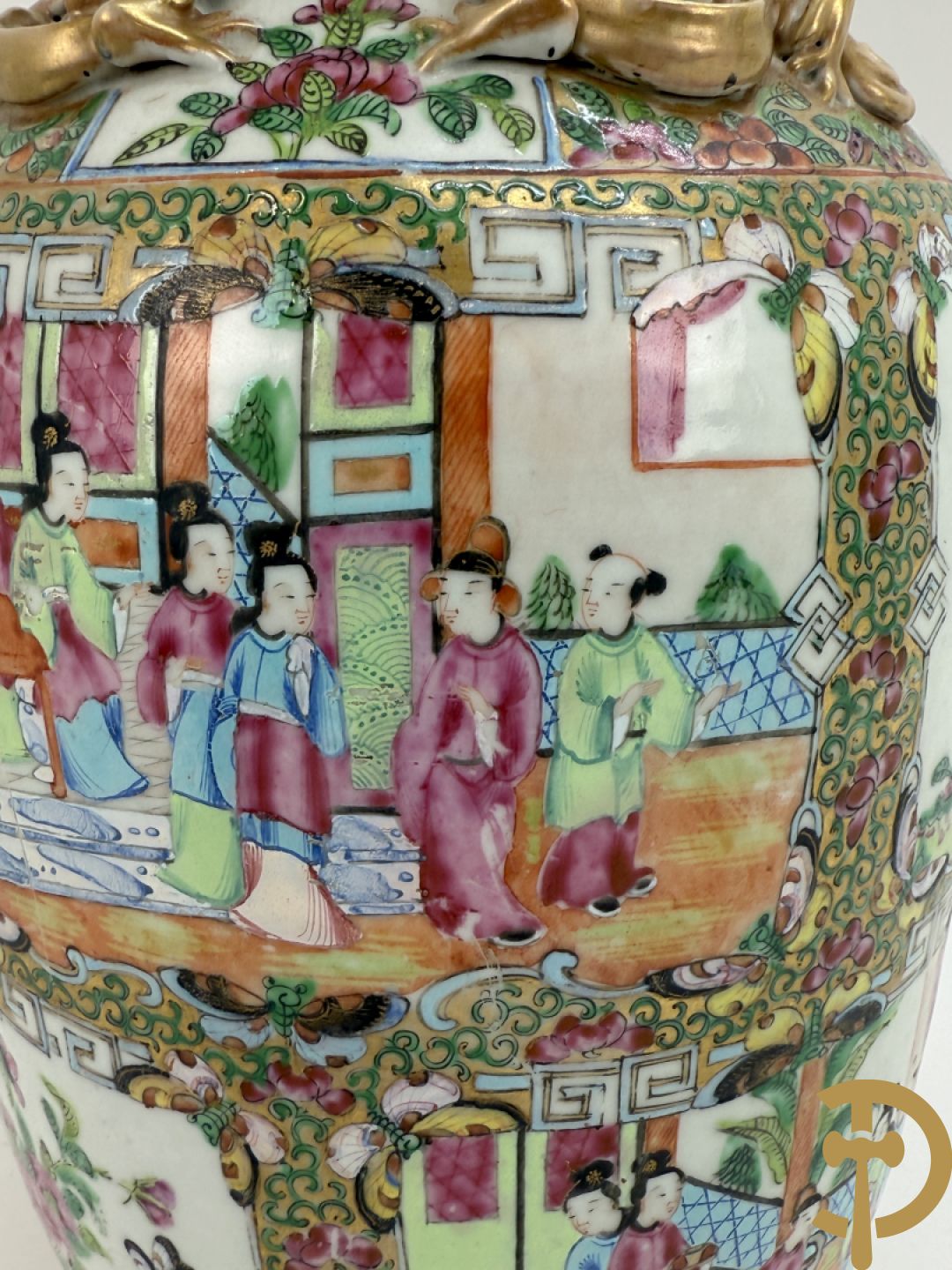 Chinese porseleinen Kanton vaas met geanimeerde taferelen en natuurdecor