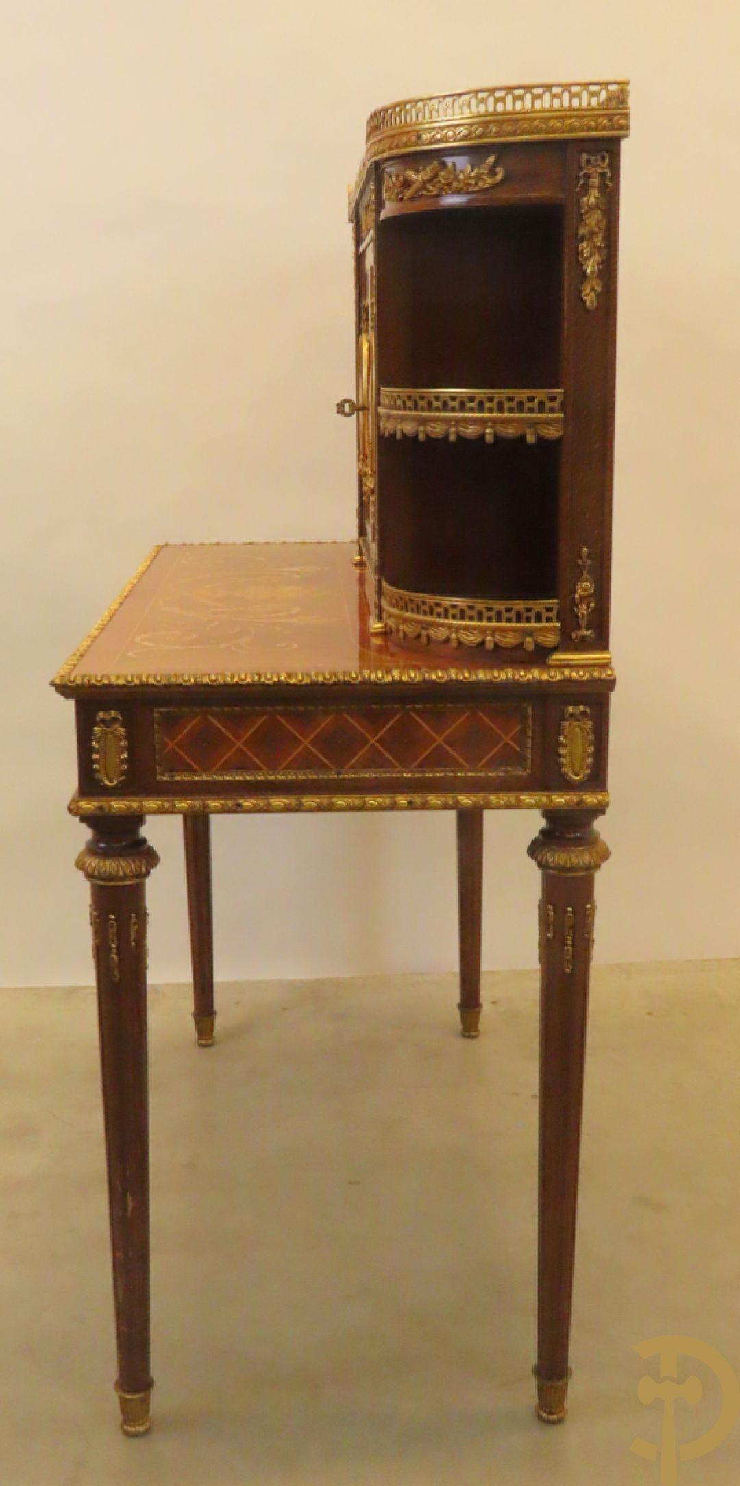 Notelaren tweedelig  kabinet met 2 lades en 2 deuren op hoge poten, gemarketteerd en bezet met bronsbeslag