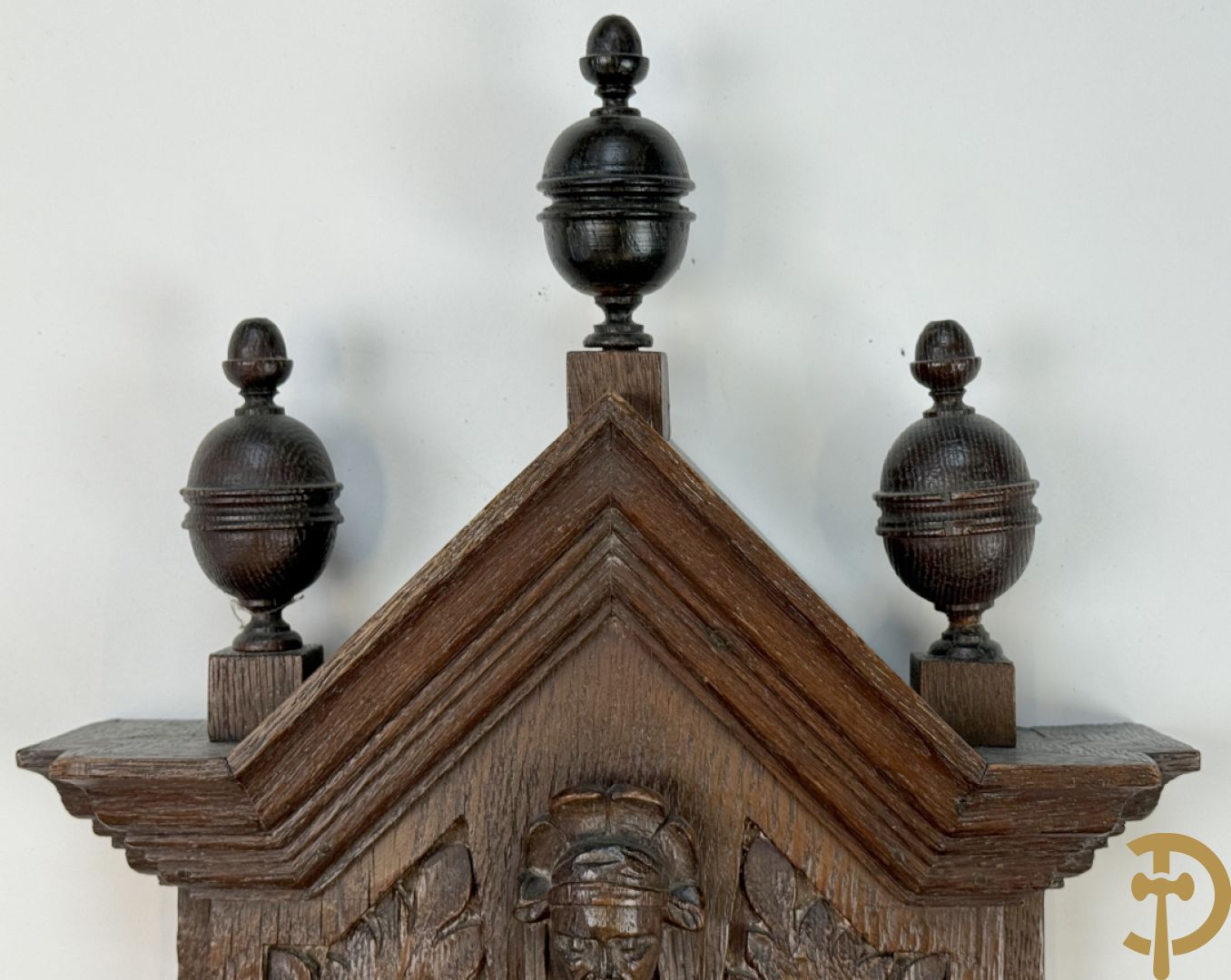 Kleine Madonna met kind in houtgesculpteerde nis, onderaan met cupidohoofd en bovenaan met fronton