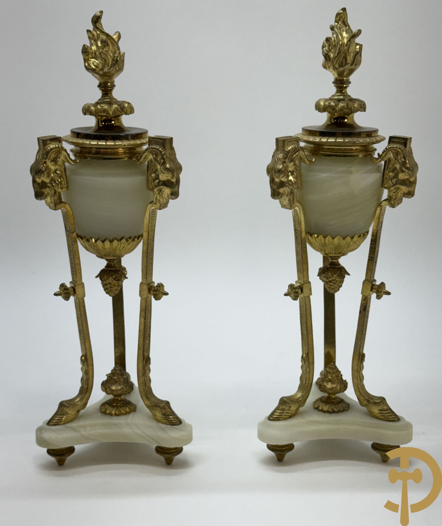 Paar vuurvergulde bronzen cassolettes met onix bezet met bokkepootjes en ramskoppen, bovenaan met flambeau