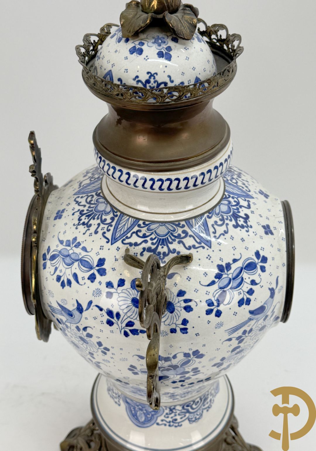 Driedelige garnituur met faience in Delftse stijl en bezet met koperen Jugendstil kandelaars, rond 1900