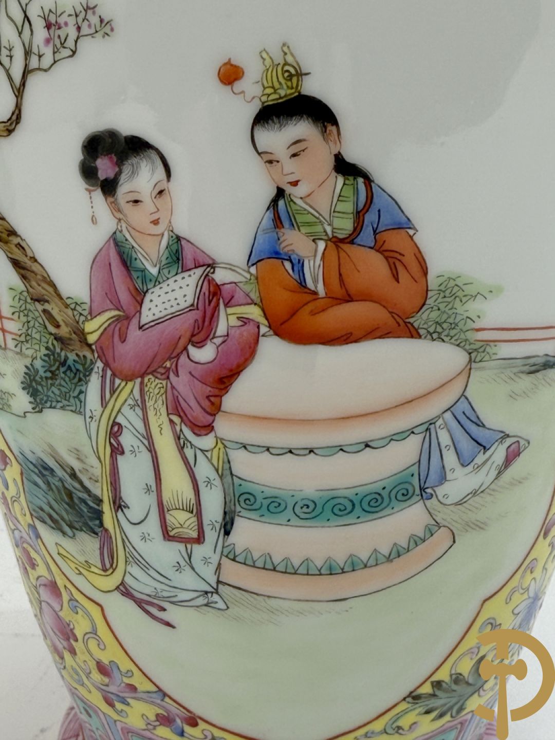 Chinese porseleinen rolvaas met damesdecor, getekend + Chinese porseleinen republieksvaas met damesdecor