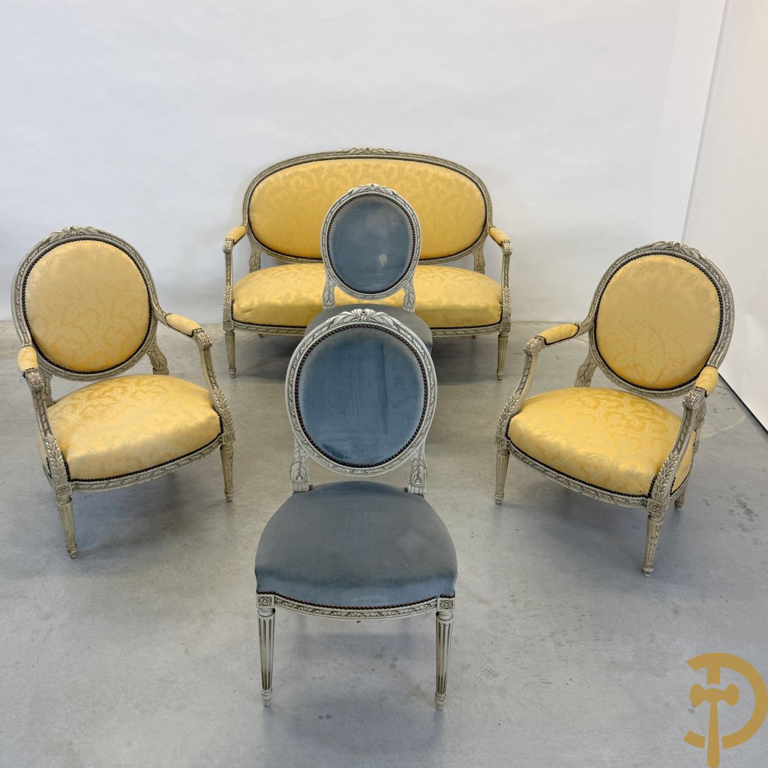 Salonensemble met rocailles, bloemenmotieven en gecanneleerde poten bestaande uit canapé, 2 armzetels en 2 stoelen