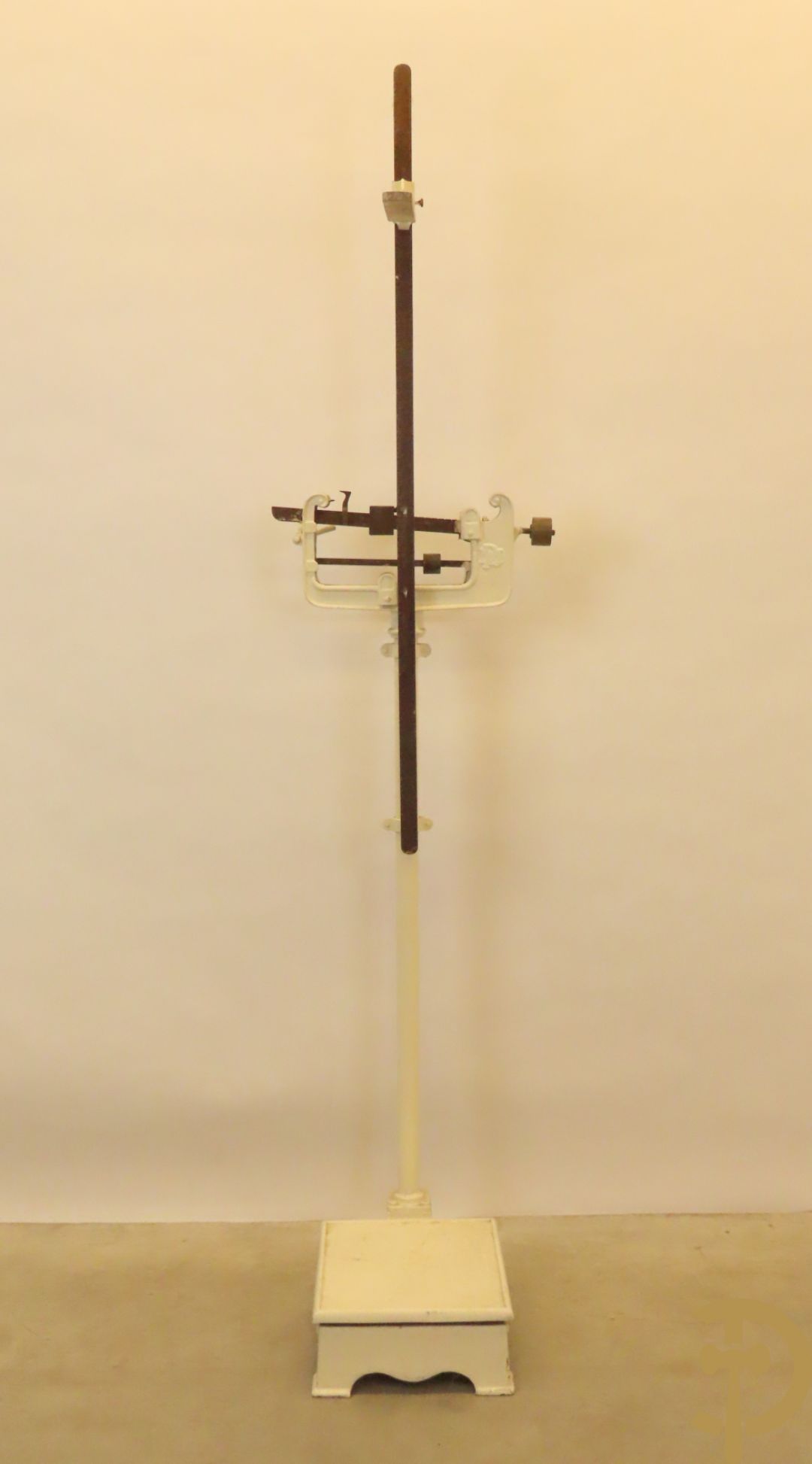 Oude metalen doktersweegschaal met meetlat