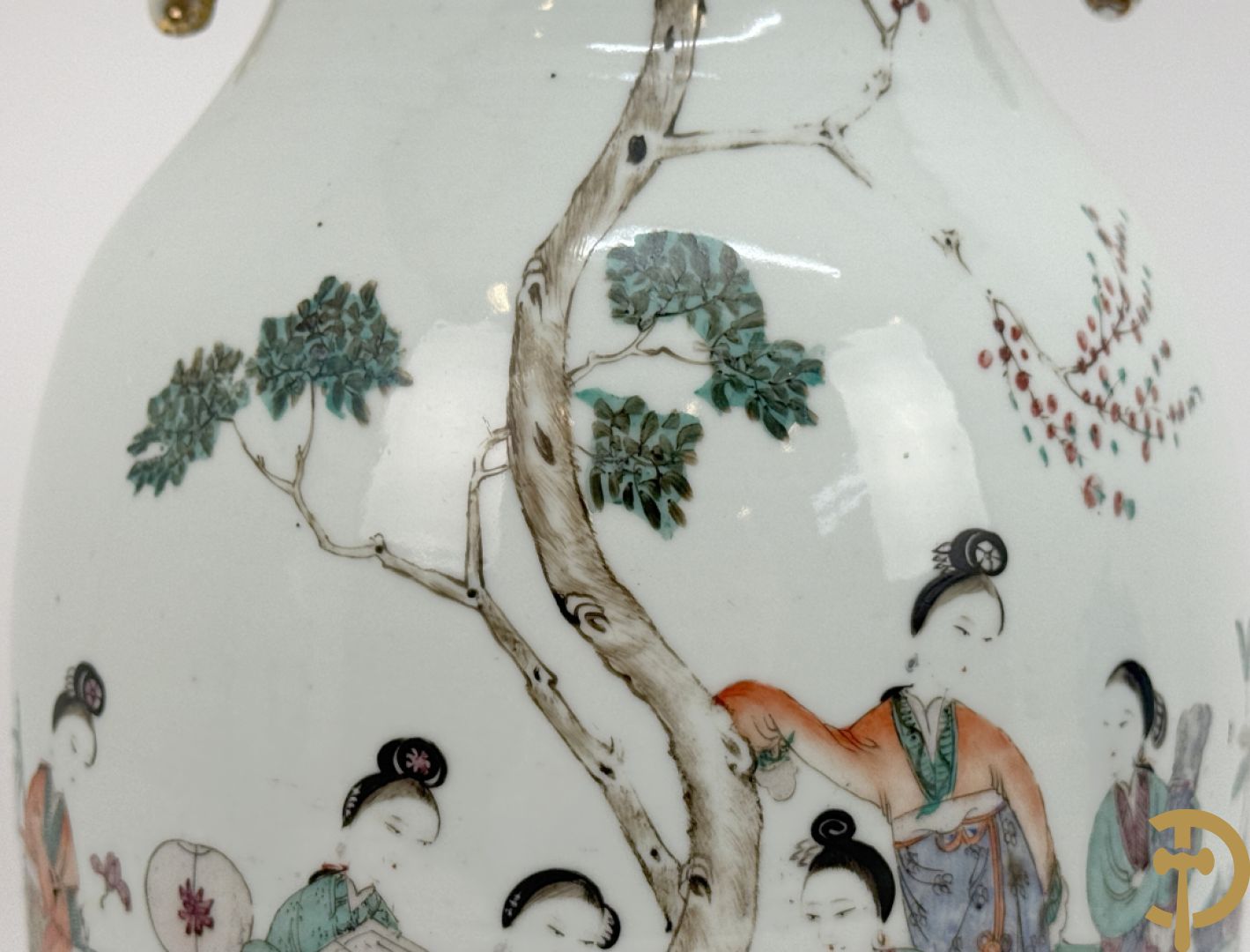 Paar Chinese porseleinen vazen met geisha decor en dames in landschap