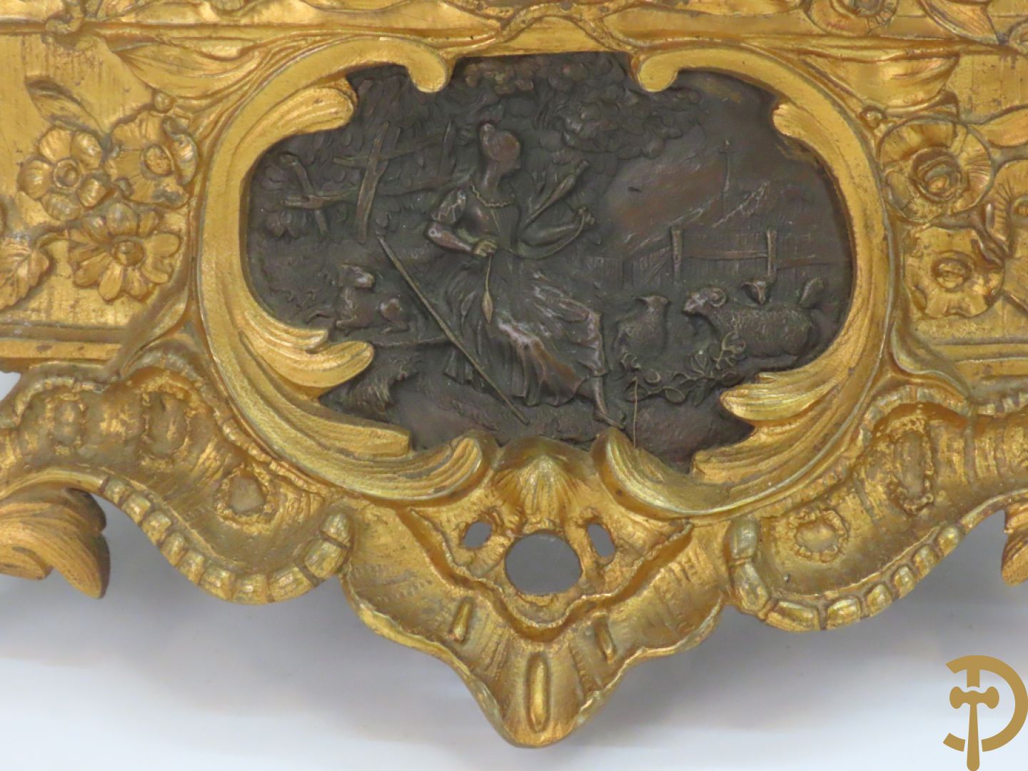 Bronzen pendule bezet met elegante dame en onderaan met basrelief en rocailles