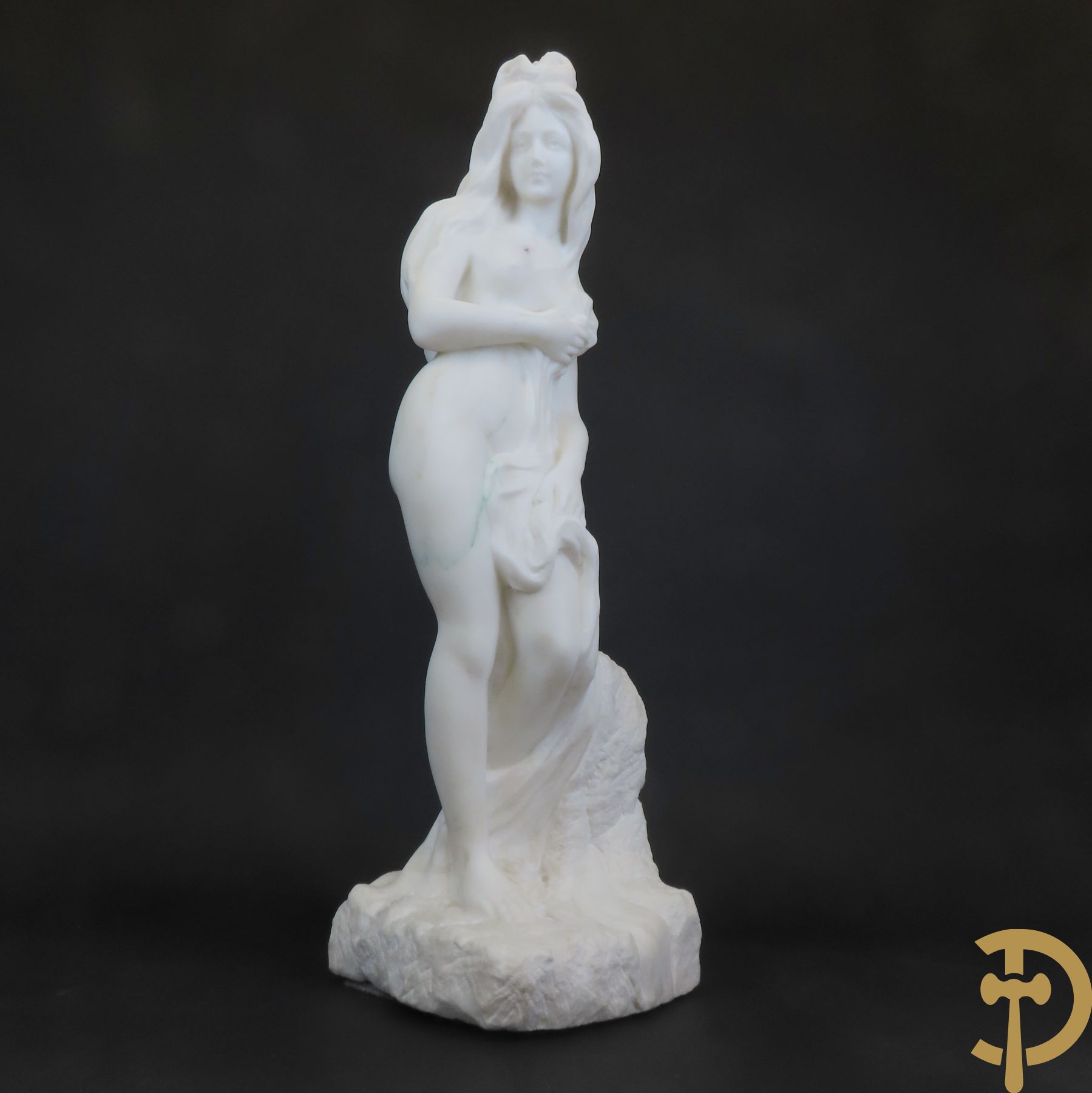 VERONA getekend 'Staande elegante naakte dame met lange haren en lendendoek' beeld van cararamarmer