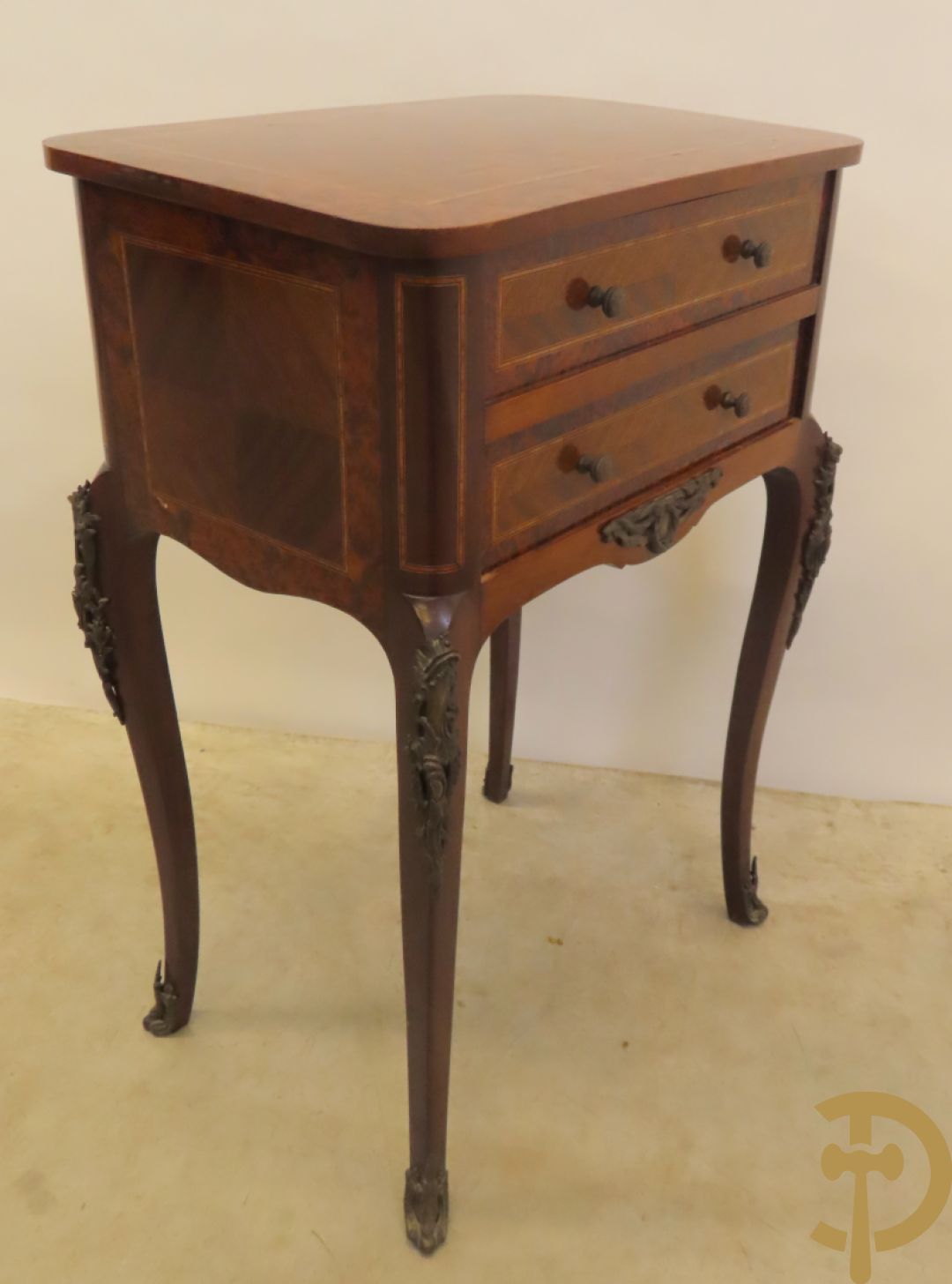 Wortelnotehouten opschikkast met 2 lades, openklapbaar blad met spiegeltje en voluutvormige poten met bronsbeslag