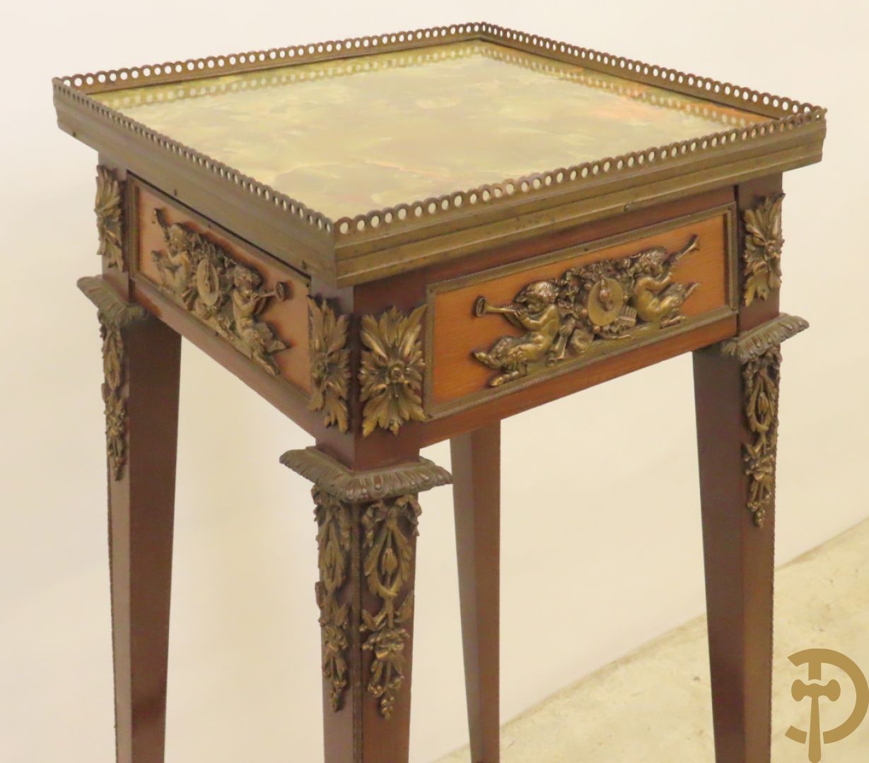 Notelaren staander bezet met bronsbeslag van musicerende cupido