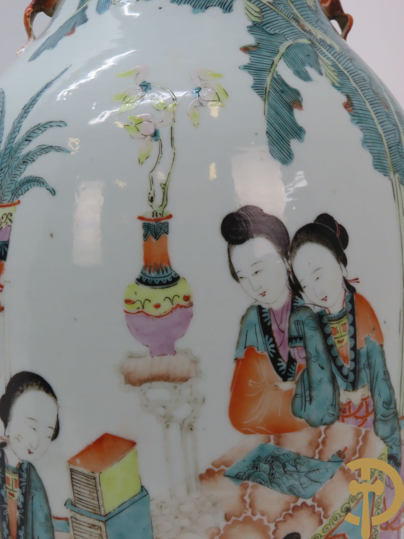 Chinese porseleinen vaas met decor van dames en kinderen in interieur