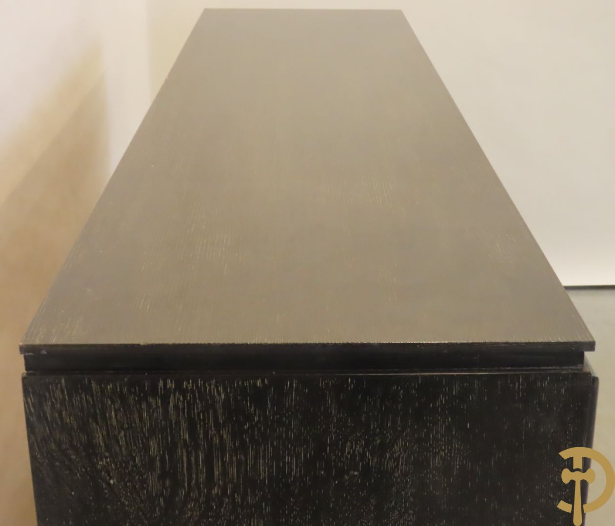 Art deco dressoir met 2 deuren en koperen baguette op sokkel