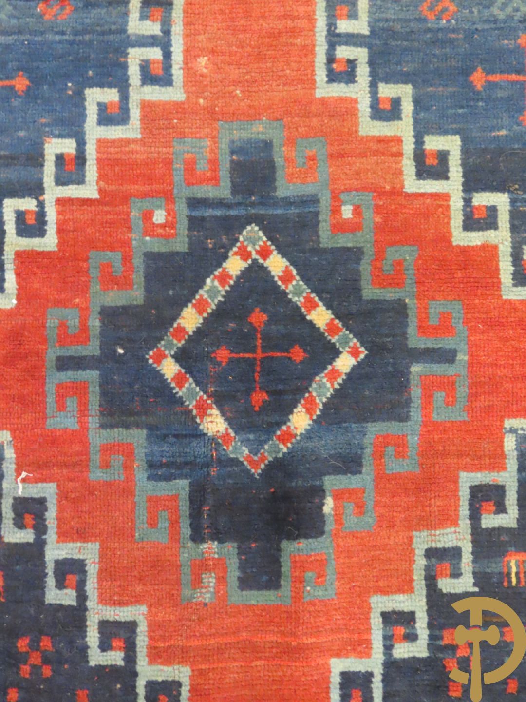 Oosterse handgeknoopt tapijt Kaukasus met geometrische motieven op blauwe fond