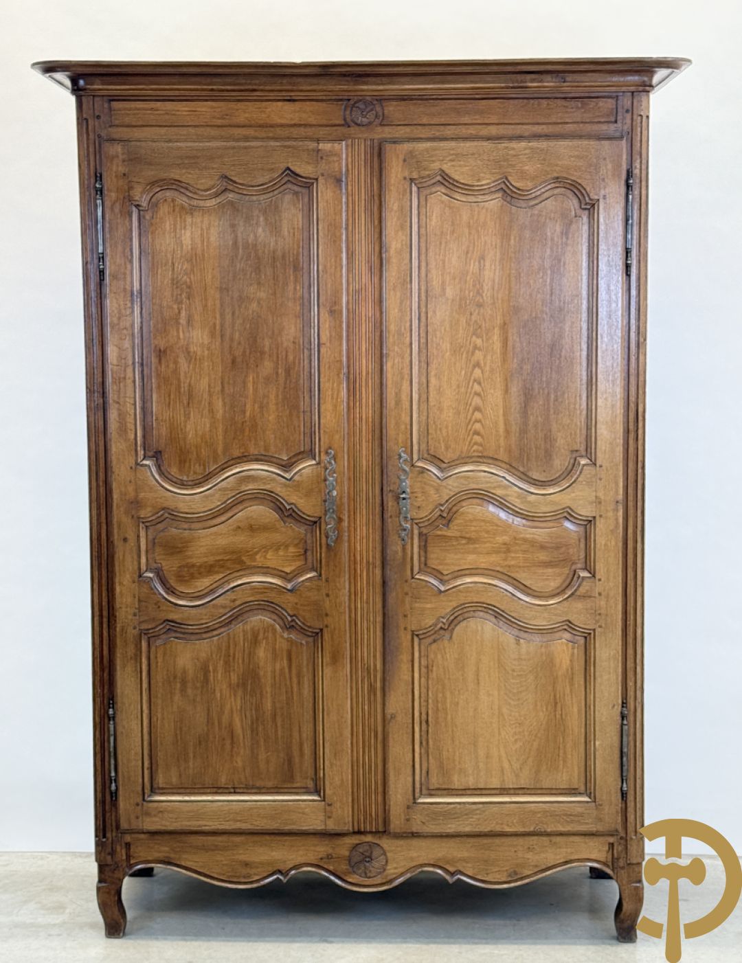 Massief eiken tweedeurskast met afgestoken panelen en gecanneleerde afgeronde hoeken