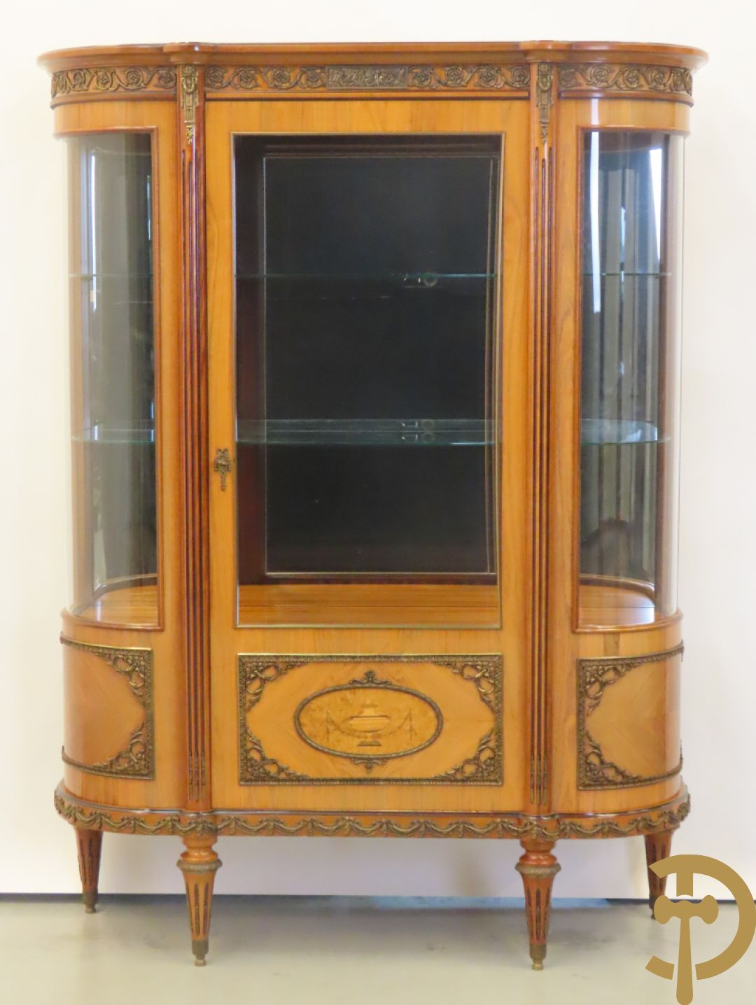 Notelaren eetkamer Louis XVI stijl bestaande uit vijfdeursdressoir met bloemenmarquetterie, bronsbeslag en wit marmeren blad, ovale uittrekbare tafel, 6 stoelen met leder bekleed en gegalbeerde vitrine met geslepen ruitjes