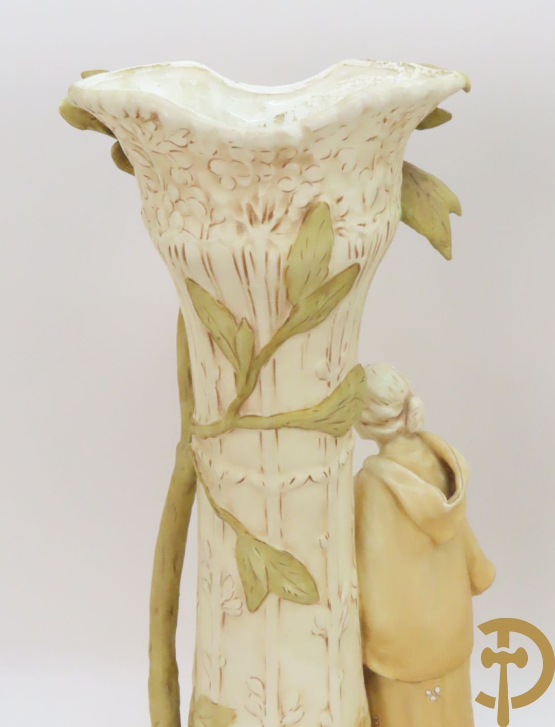 Paar Royal Dux vazen met herderpaar, gemerkt onderaan