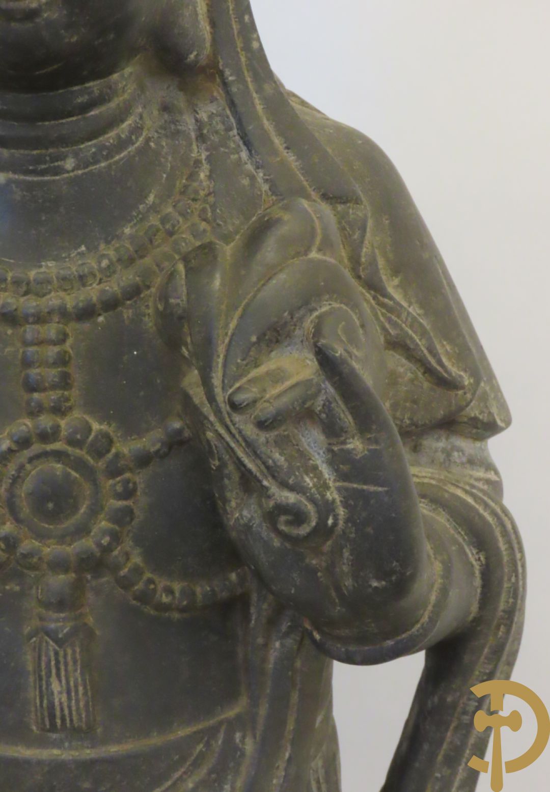 Aziatisch handgesculpteerd stenen beeld van een staande boedha