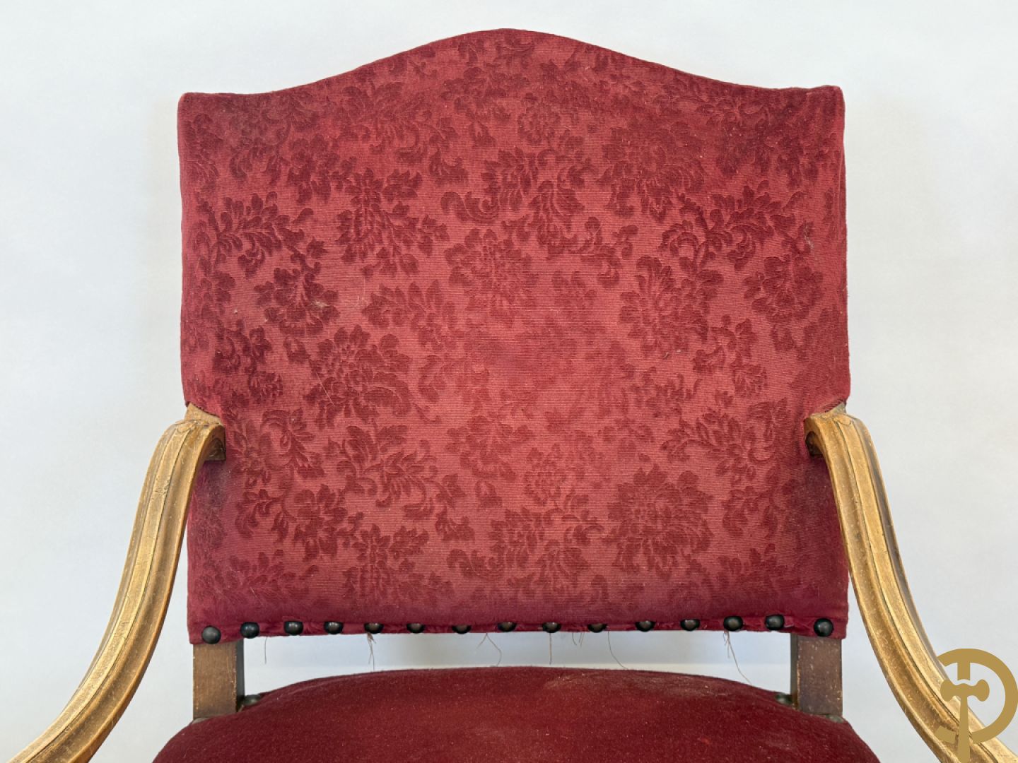Paar armzetels met voluutvormige armleuningen, bordeaux stof, gesculpteerd met accanthusranken + Armzetel met bordeaux stof, vollutvormige armleunungen en gesculpteerd met accanthusranken