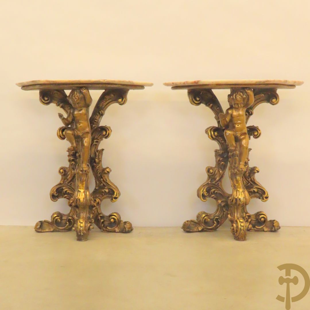 Twee vergulde consooltjes met cupido