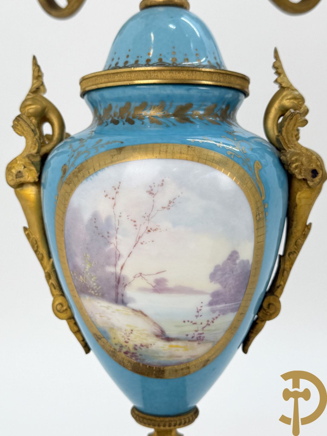 Paar Sèvres cassolettes met handbeschilderd romantisch decor van dame met cupido en landschapsdecor - met vergulde bronzen vierarmige kandelaar, Feccotte V. getekend