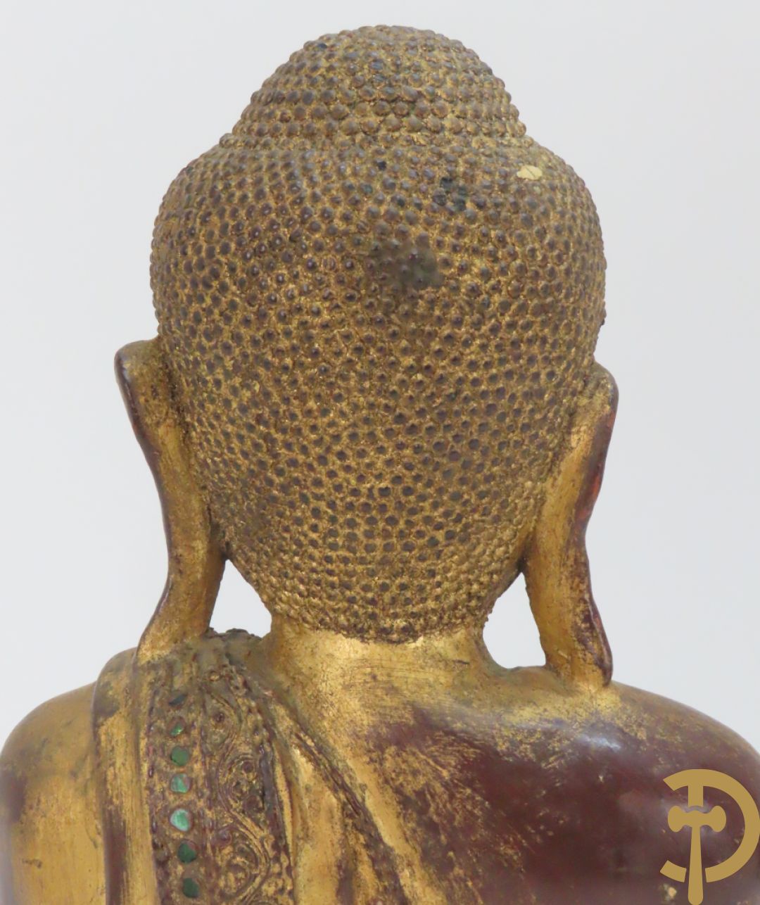 Grote staande vergulde houtgesculpteerde boedha +vergulde  zittende houten boedha met edelsteentjes