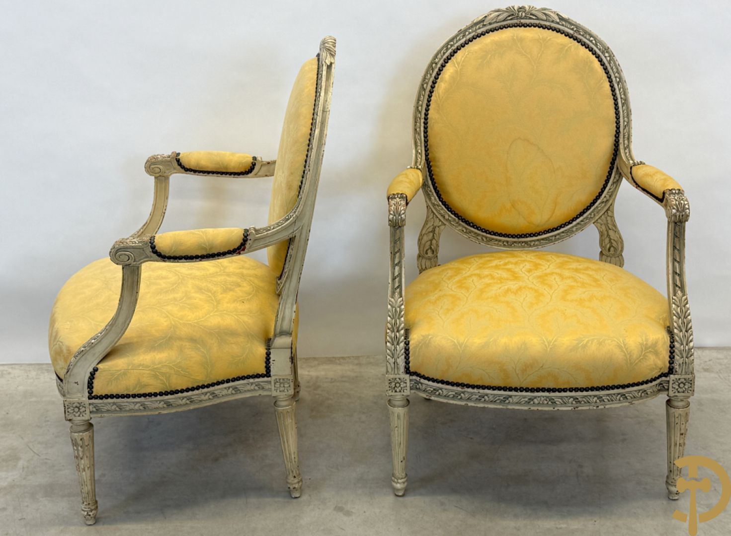 Salonensemble met rocailles, bloemenmotieven en gecanneleerde poten bestaande uit canapé, 2 armzetels en 2 stoelen