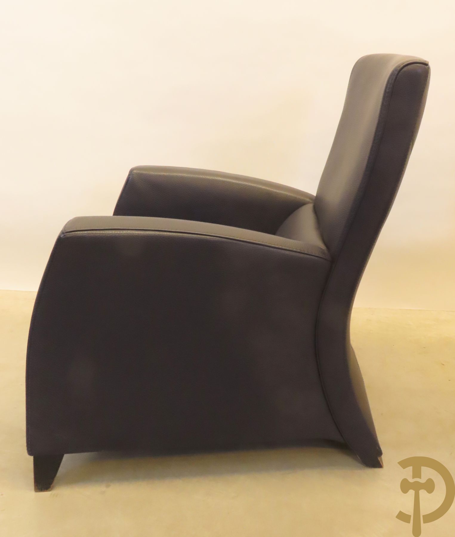 Blauw lederen salonensemble Durlet bestaande uit driezit, 2 fauteuils, 2 voetbankjes en bijzettafeltje met leder overtrokken