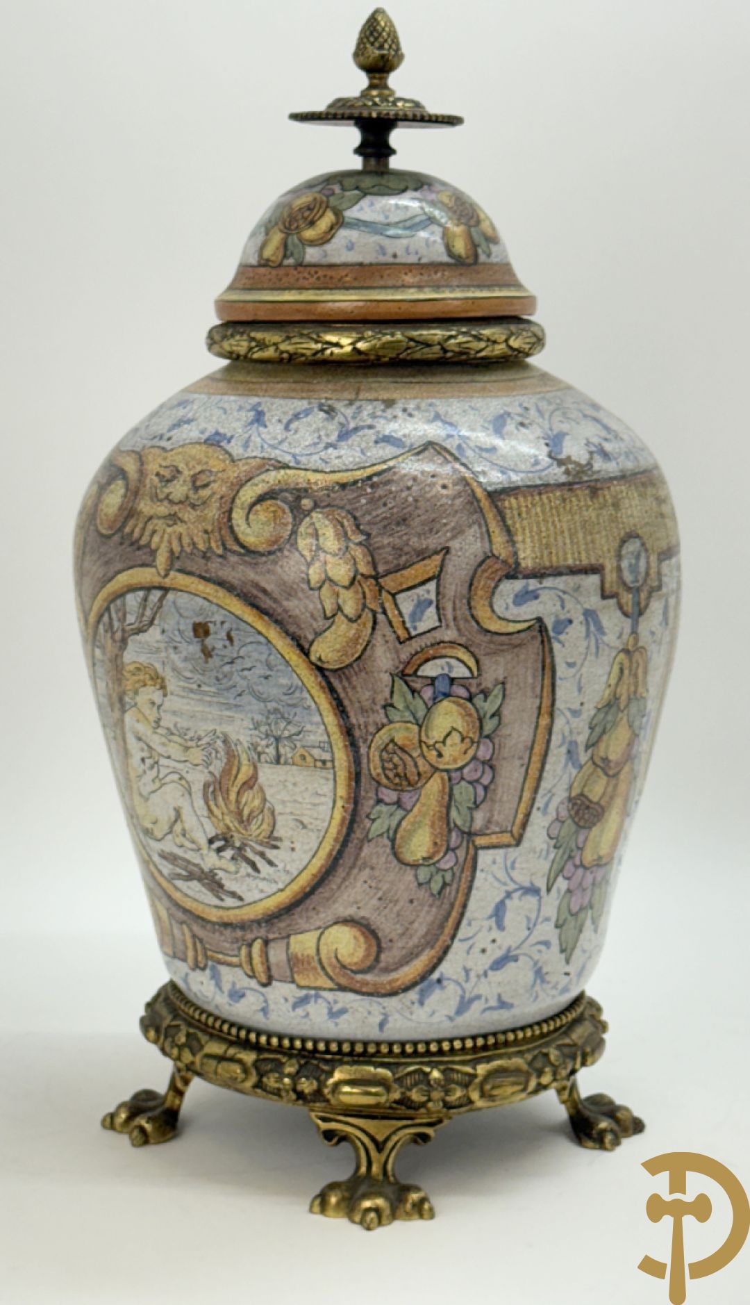 Dekselpotiche met decor van cupido in cartouche en bezet met bronzen ornamenten