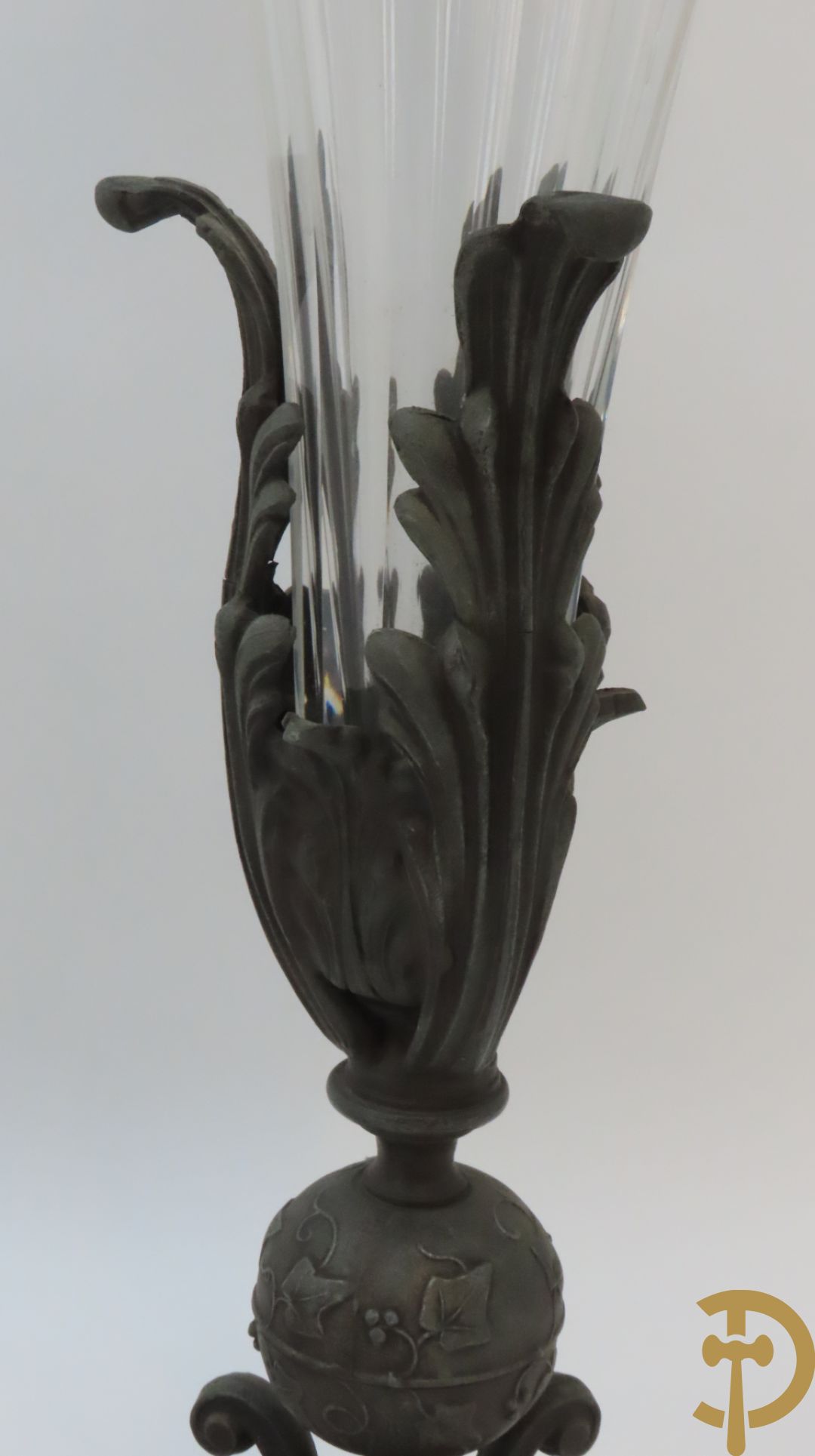 Paar kunstbronzen pique fleurs met kristallen geslepen fluiten