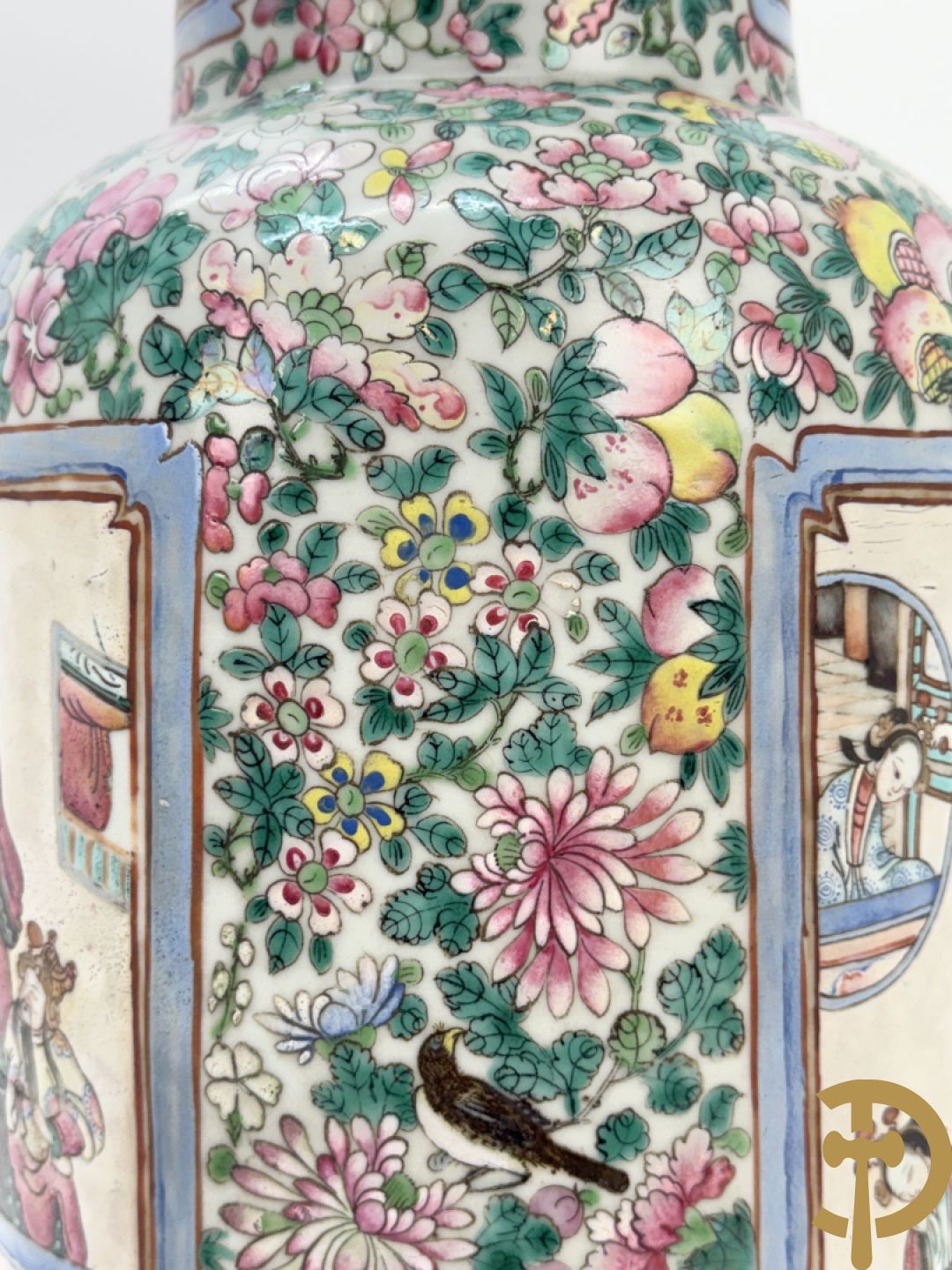 Chinese porseleinen vaas met geanimeerd decor en fond van bloemen, Kanton 19e