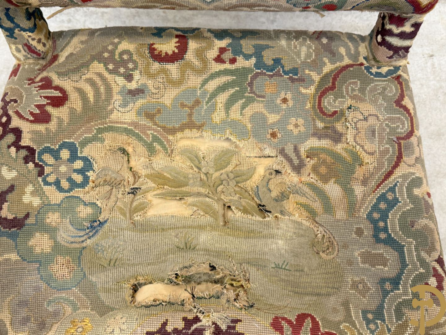 Vier vergulde Louis XIV kasteelarmzetels met geanimeerde scènes in petit points, 19e