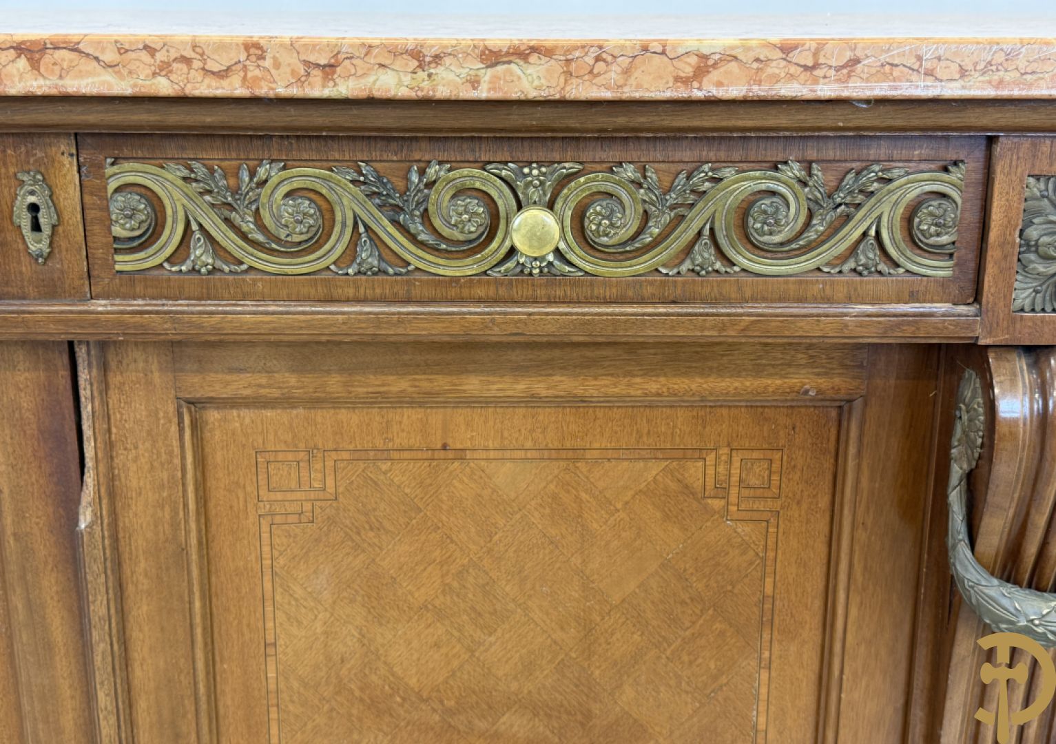 Art deco Decoene vierdeursdressoir in notelaar fineer met gebogen beglaasde deuren opzij en bezet met bronzen ornamenten - bovenaan met marmeren blad