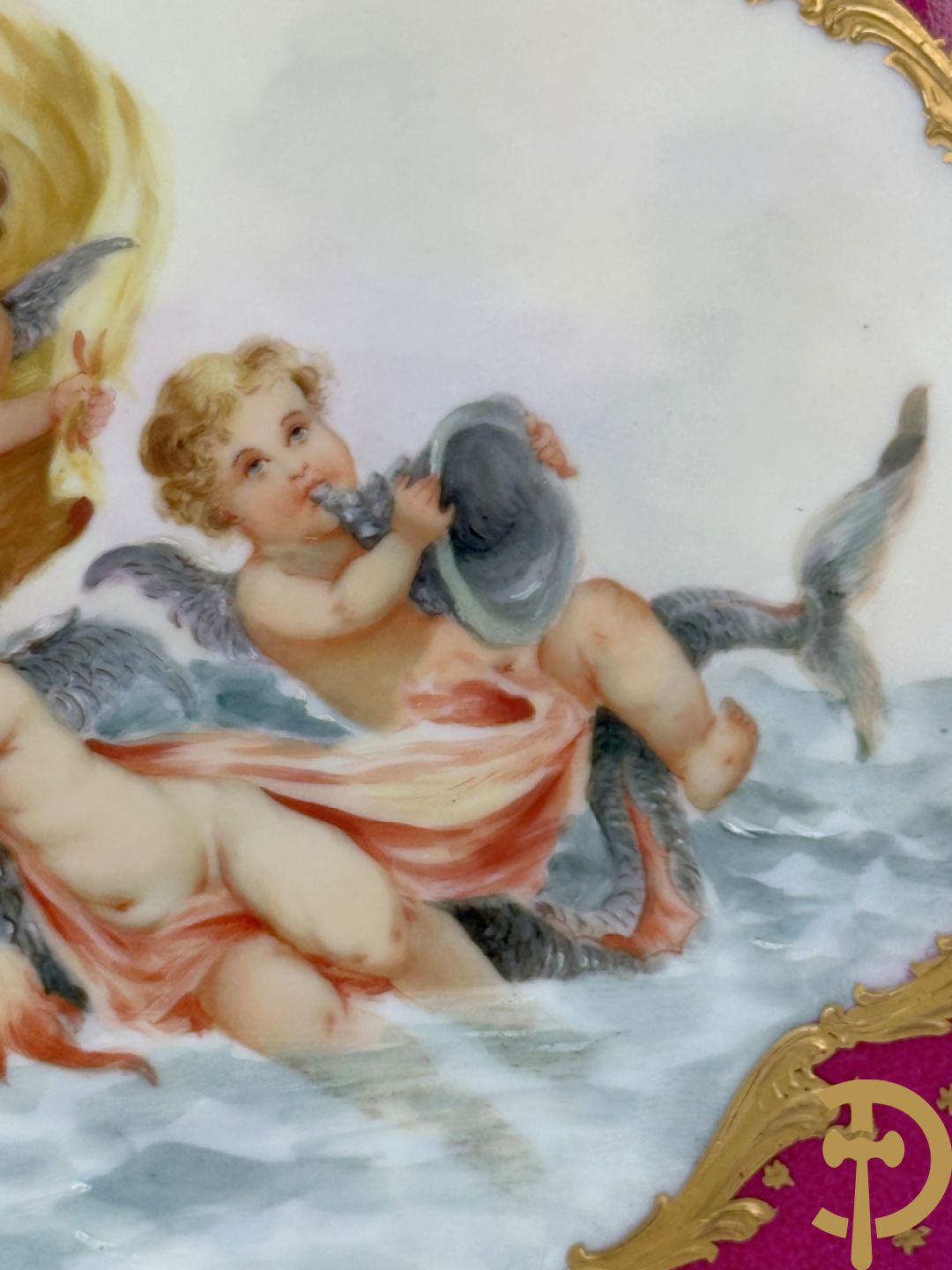 Porseleinen sierbord met decor van cupido