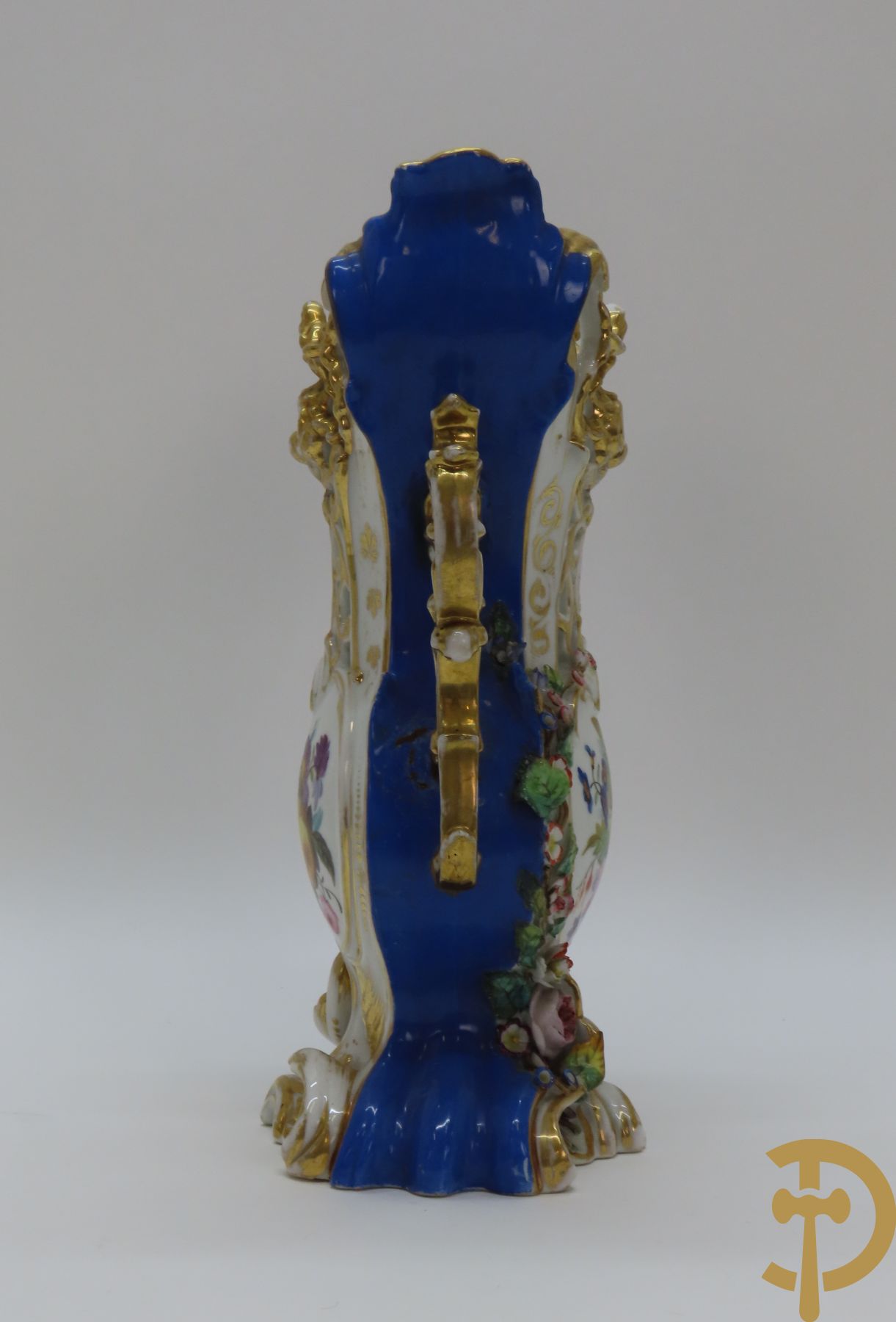 Porseleinen Franse cornetvaas geajoureerd met bloemenmotief, Vieux Paris + Vieux Paris coupe + porseleinen coupe met bloemenmotieven bezet