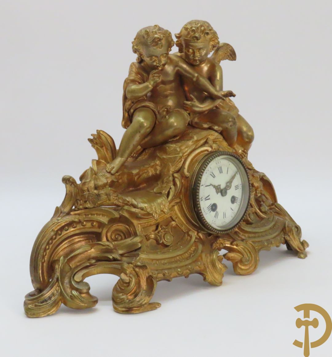Bronzen schouwklok bezet met 2 cupido