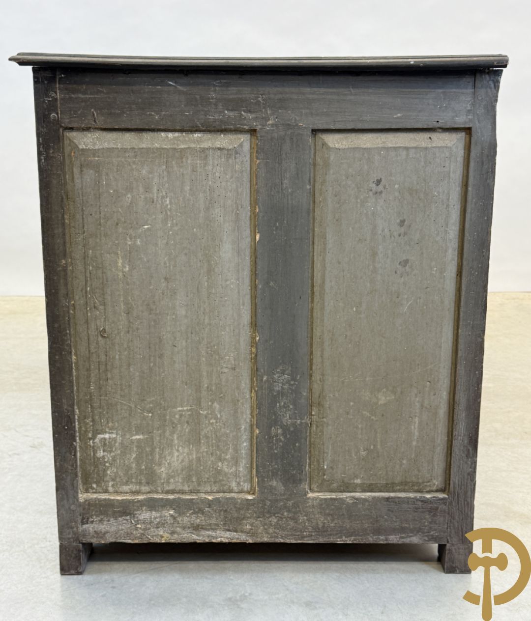 Gepatineerde tweedeursdresse met afgestoken panelen