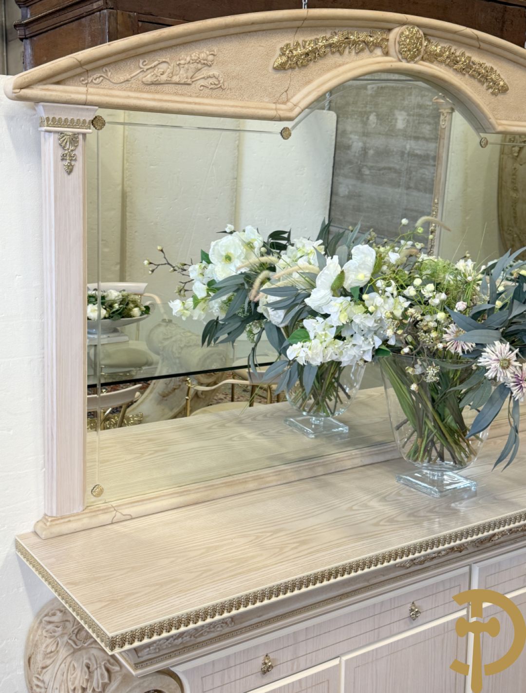 Uitzonderlijke eetkamer bestaande uit dressoir met 4 deuren en 2 lades op voluutvormig onderstel met rocailles opzij en boven met spiegel + bijhorende vitrine + console + spiegel + tafel op voluutvormig onderstel + 6 bijhorende armzetels met koperen frame - uniek ontwerp door de firma Vidal Grau Spaanse makelij, begin jaren 