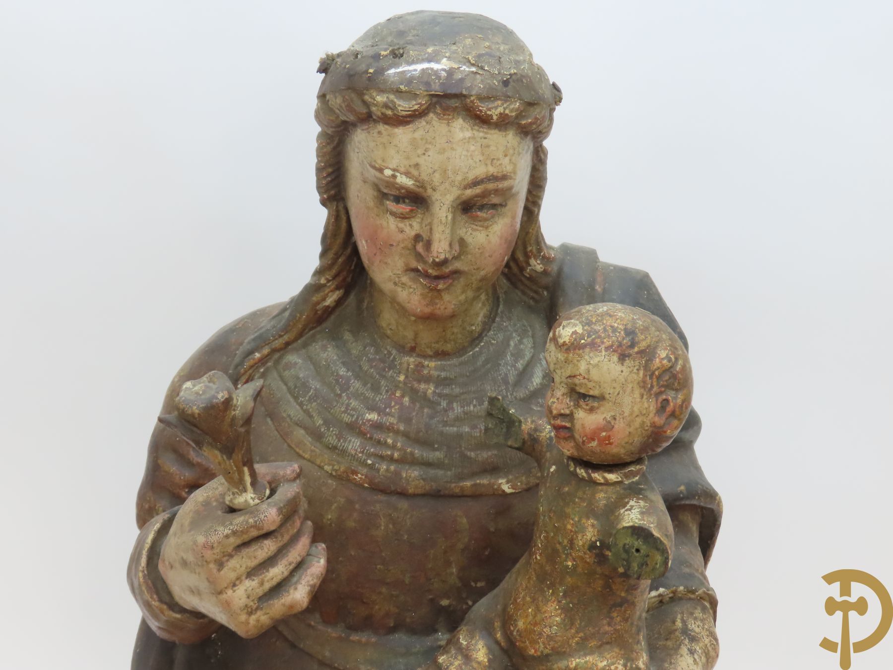 Gepolychromeerde houtsculptuur van Madonna met bloem in rechterhand en Kindje Jezus in linkerhand