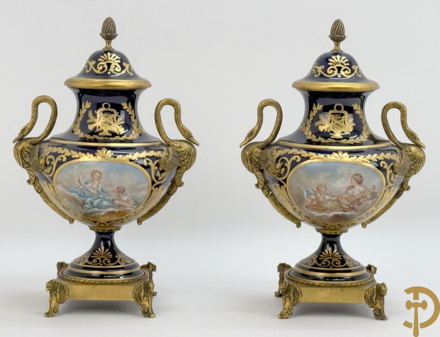 Paar porseleinen Sèvres cassolettes met handbeschilderd romantisch decor op blauwe fond, zijdelings met bronzen zwanen, Chateaux de Sceaux  gemerkt onderaan, Missant J. getekend