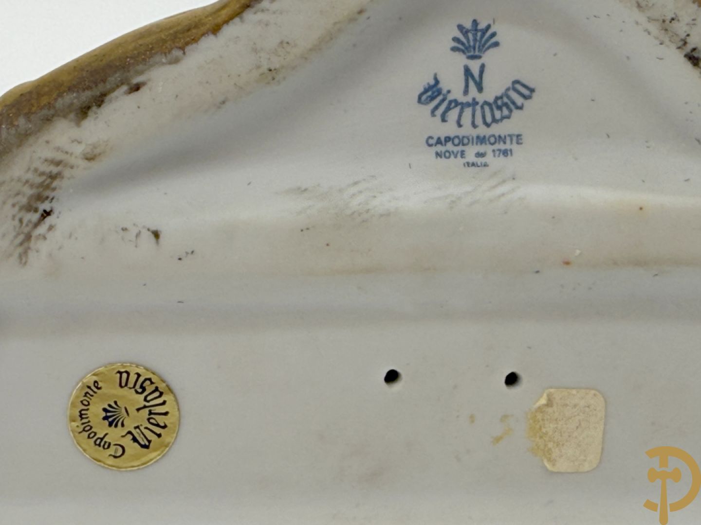 Paar gekleurde porseleinen sierbeeldjes op bronzen voet, Capo di Monte + 2 sierbeeldjes op bronzen voet