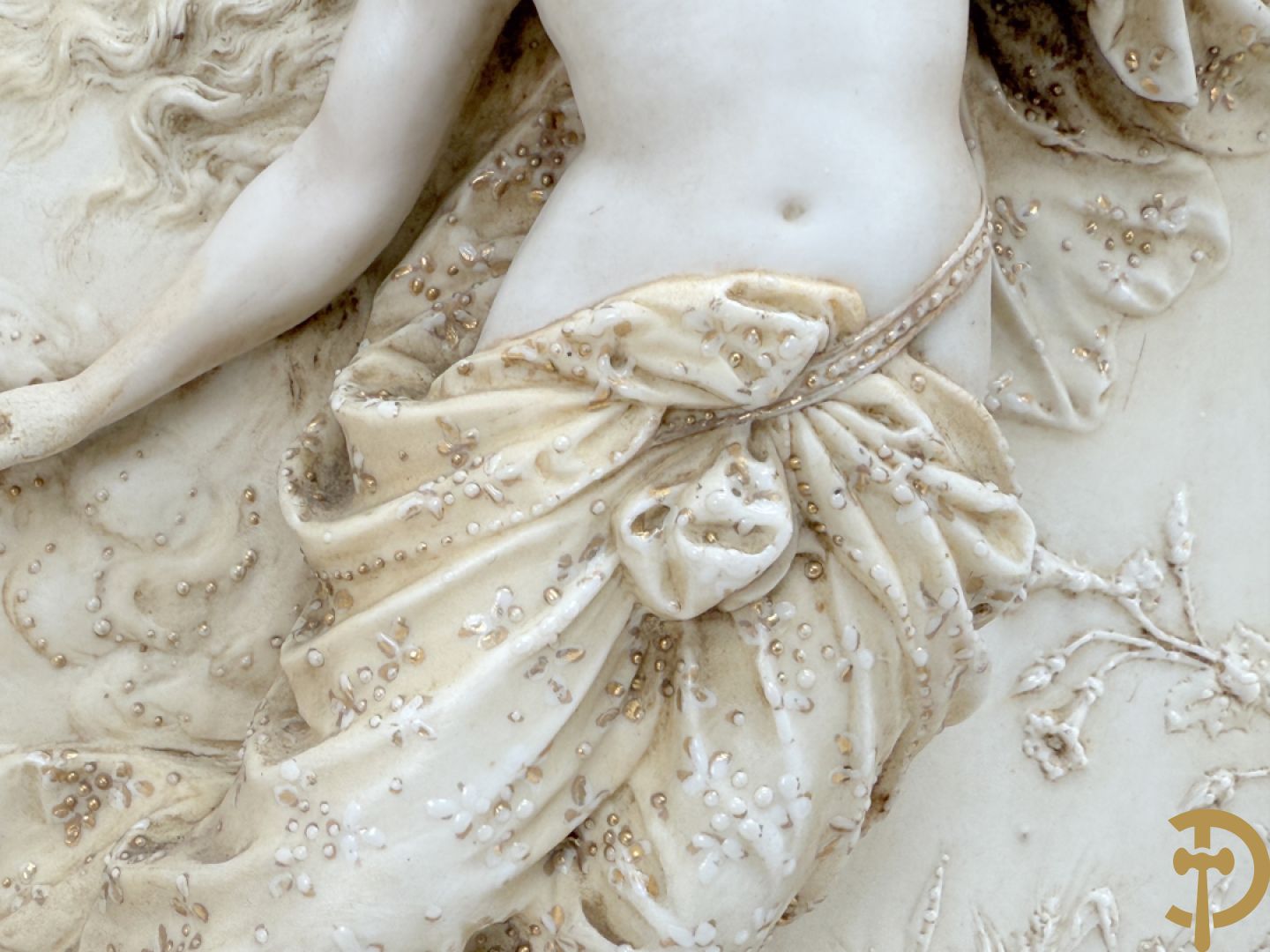 Paar ovale porseleinen plakkettes met elegante dame in bloemenveld