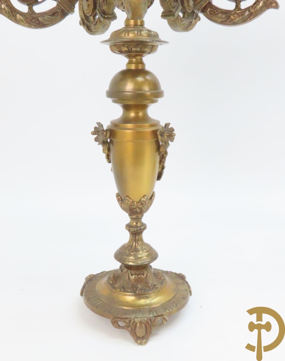 Driedelige bronzen garnituur bestaande uit pendule met 2 dames bovenaan, geflankeerd door paar zesarmige kandelaars