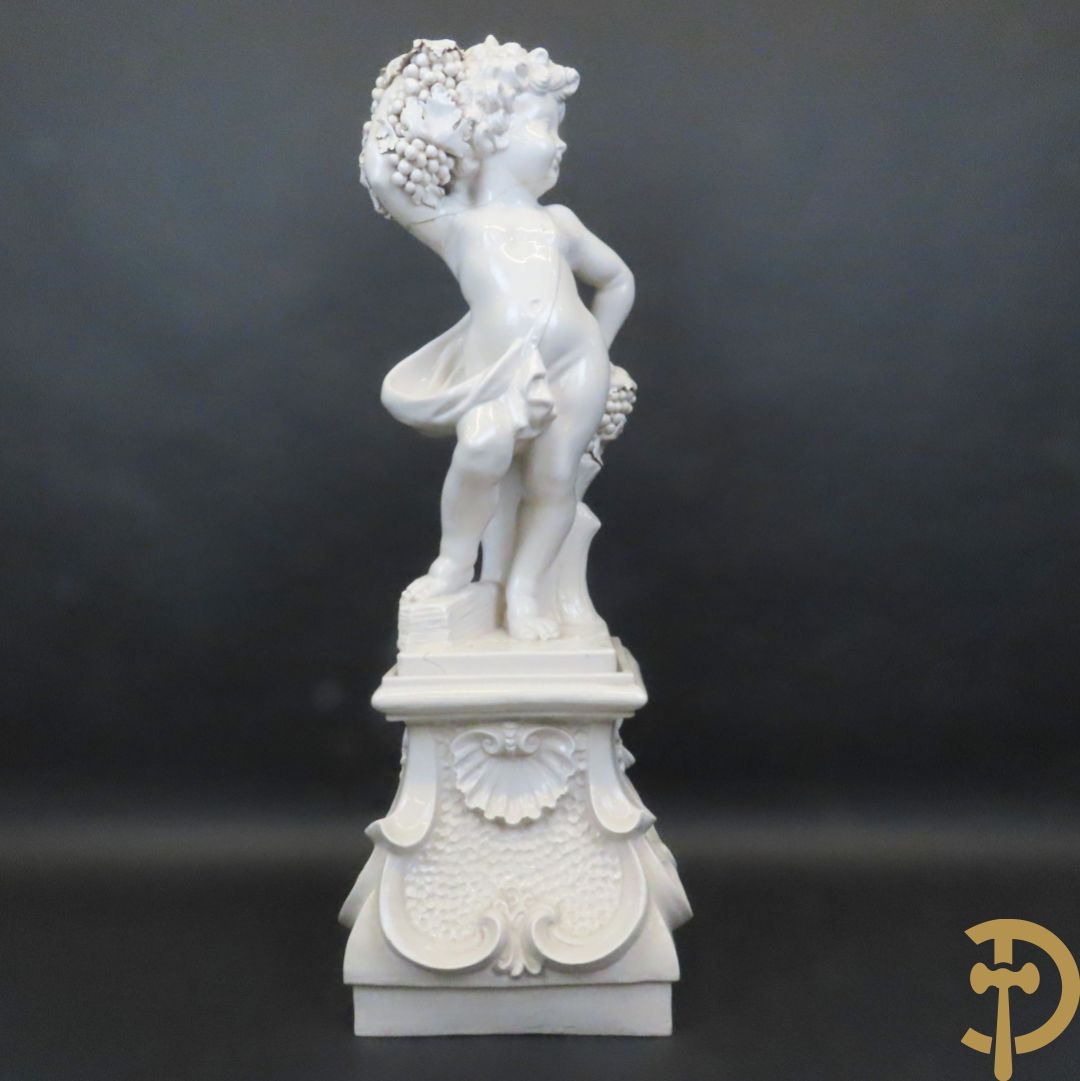 Engel met druiventrossen in Italiaanse majolica op sokkel